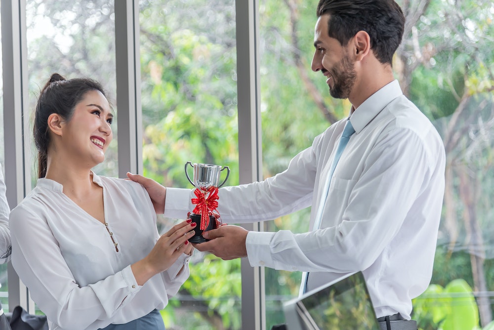 Cadeaux salariés : Une pratique en vogue pour booster la motivation et la fidélité
